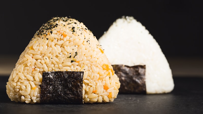 コンビニおにぎりの重さは何グラム?サイズの目安と主要チェーンの違いをわかりやすく解説