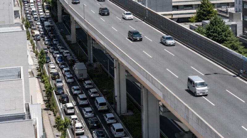 流れのよい高速道路と渋滞する一般道の所要時間の違い