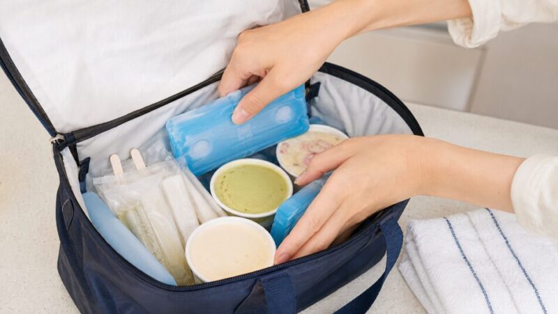 保冷バッグにアイスと保冷剤を入れて、持ち帰り中に溶けるのを防ぐ対策をしている画像