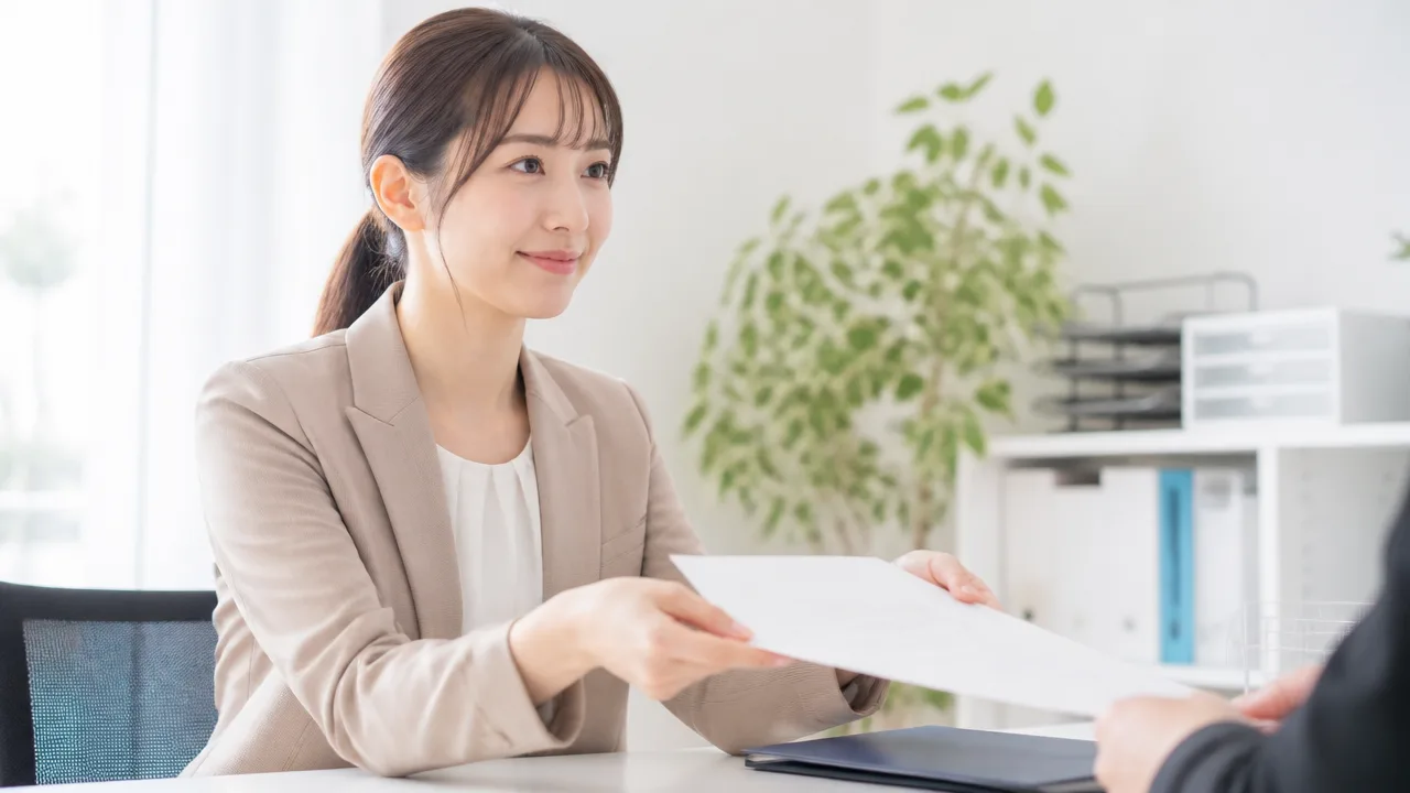 就労証明書を会社に書いてもらう方法は?依頼の流れと注意点を解説