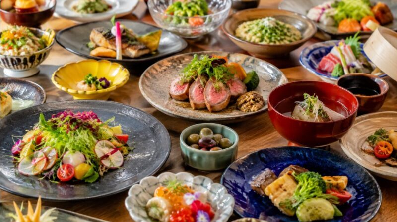 多彩なメニューの例として、色や種類の異なる料理が豊富に並んだテーブル