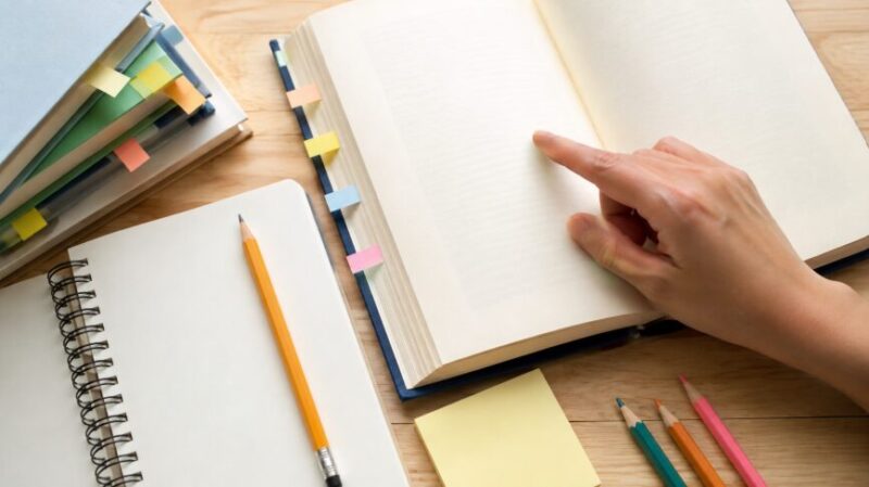 「一転」と「二転三転」の意味や正しい使い方を辞書で確認する手元
